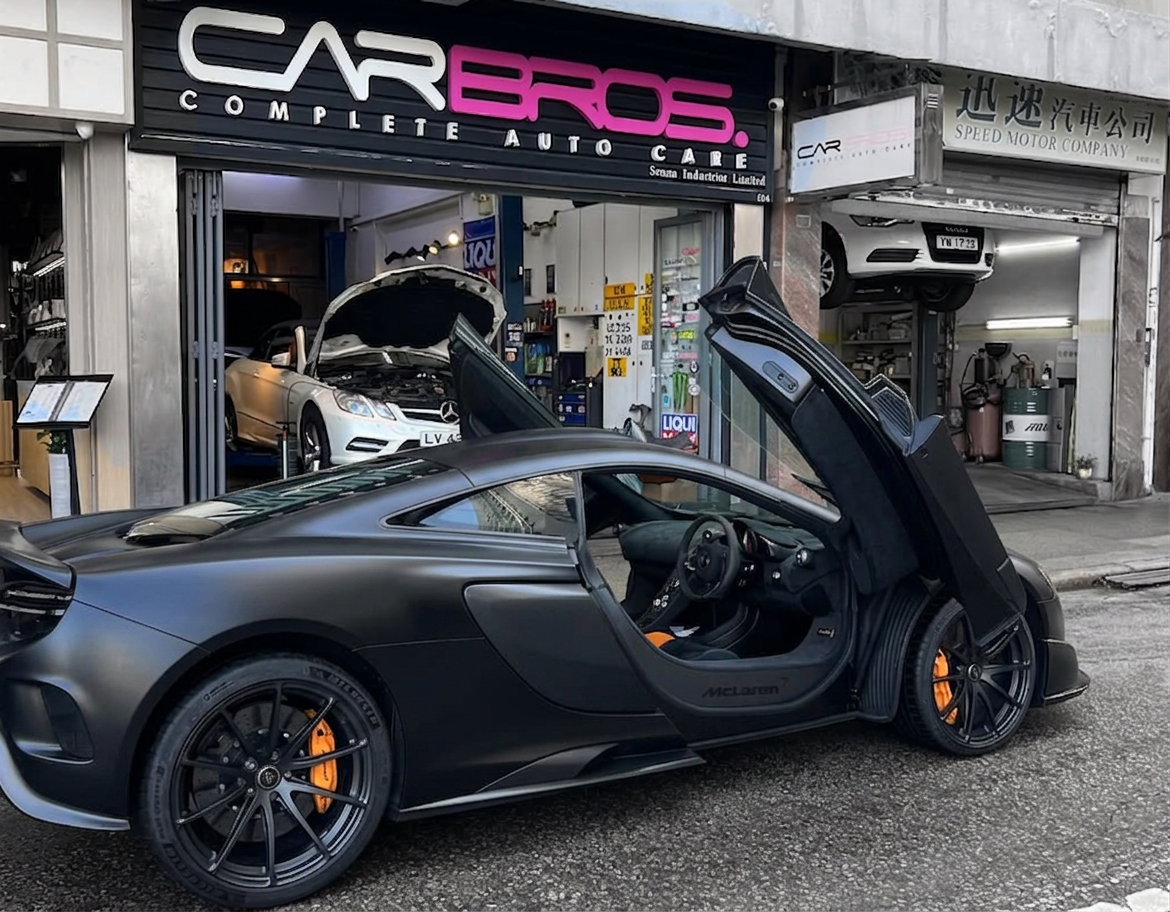 McLaren in plain black before CarBros detailing